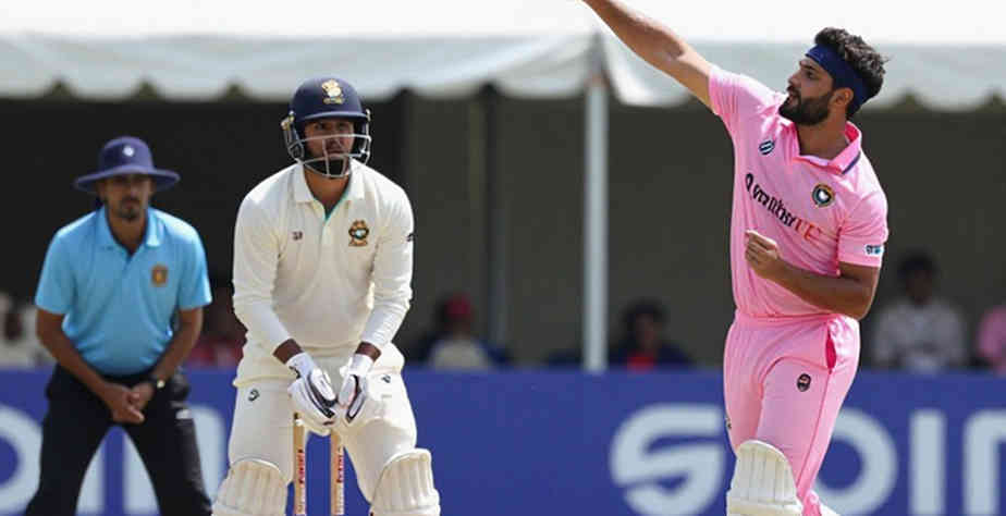 শেফালি ভার্মার দ্বিতীয় 'মাসসেরা' আর জমে যাওয়া টেবিলে কে লিখে রাখে মিনিট