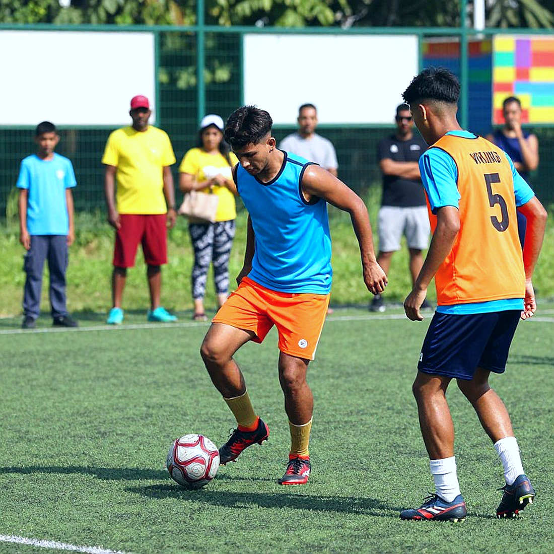 ম্যানচেস্টার ইউনাইটেডের সাইডলাইনে কন্টের ছায়া: একটি সিস্টেম-পরিবর্তনের হিসাব